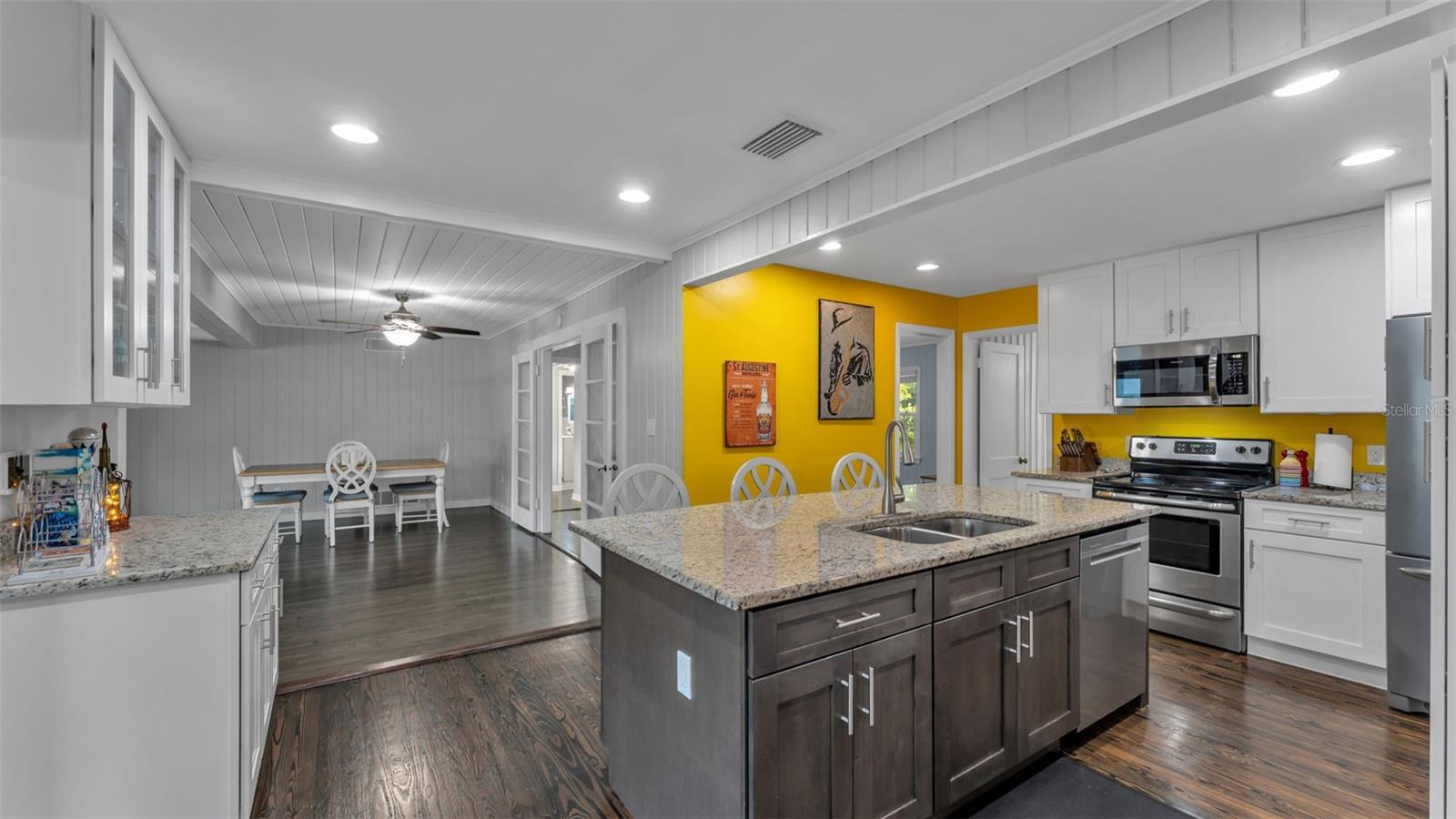 Image 11 of 47 For 2422 Coventry Ave