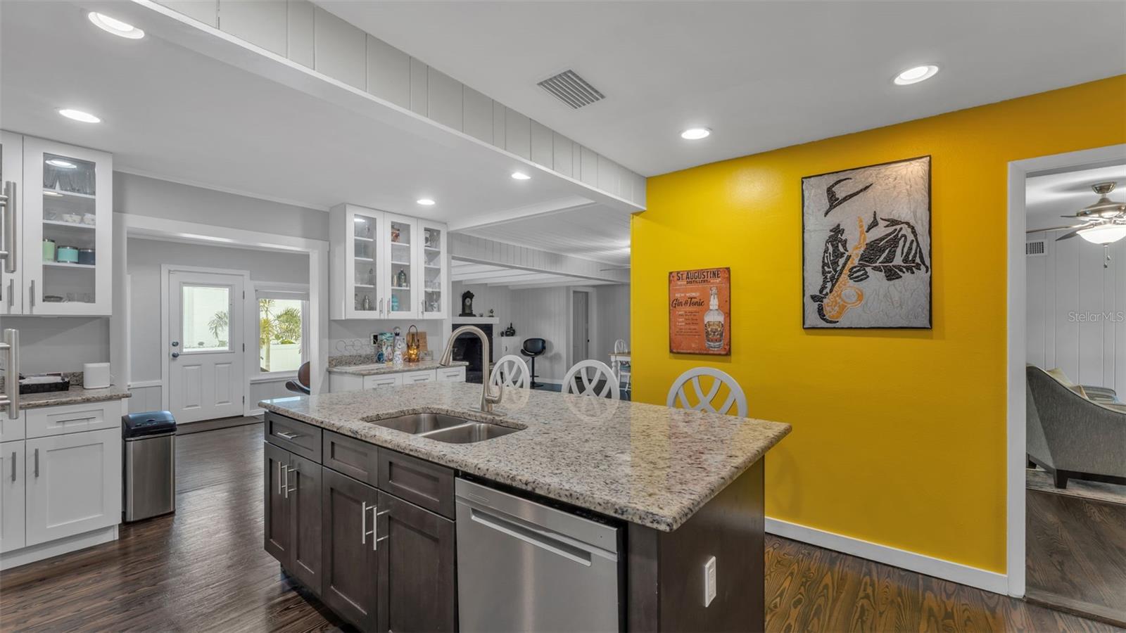 Image 13 of 47 For 2422 Coventry Ave