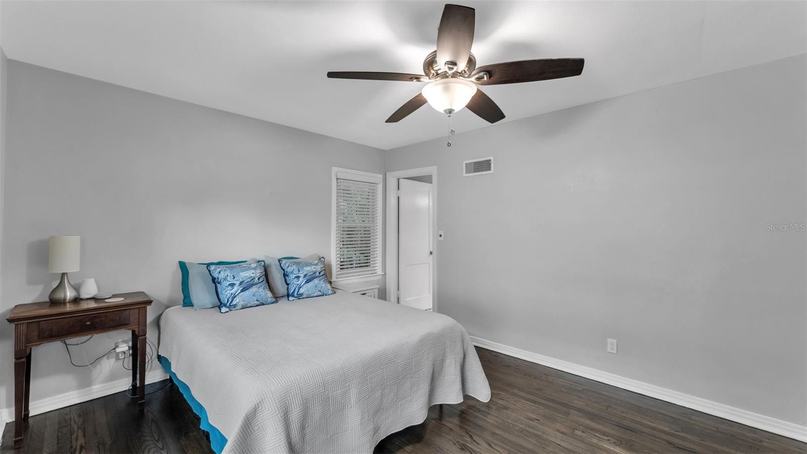 Image 20 of 47 For 2422 Coventry Ave