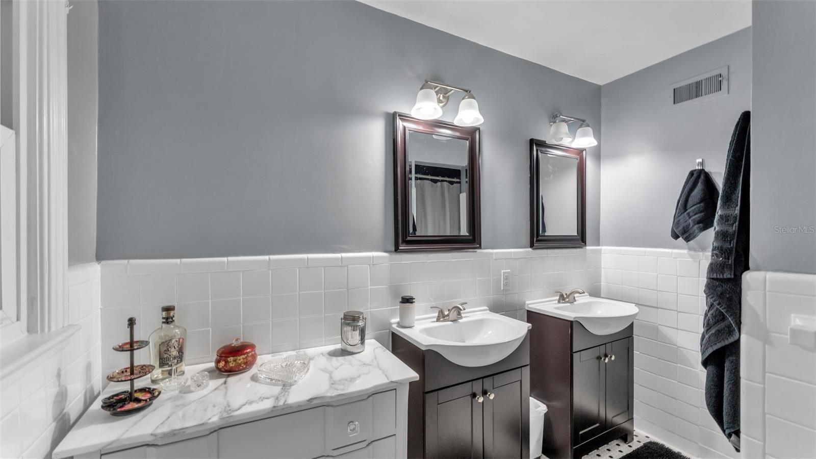 Image 22 of 47 For 2422 Coventry Ave