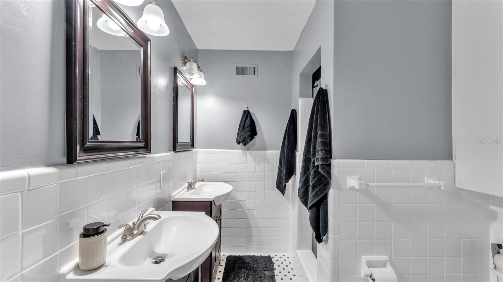 Image 23 of 47 For 2422 Coventry Ave