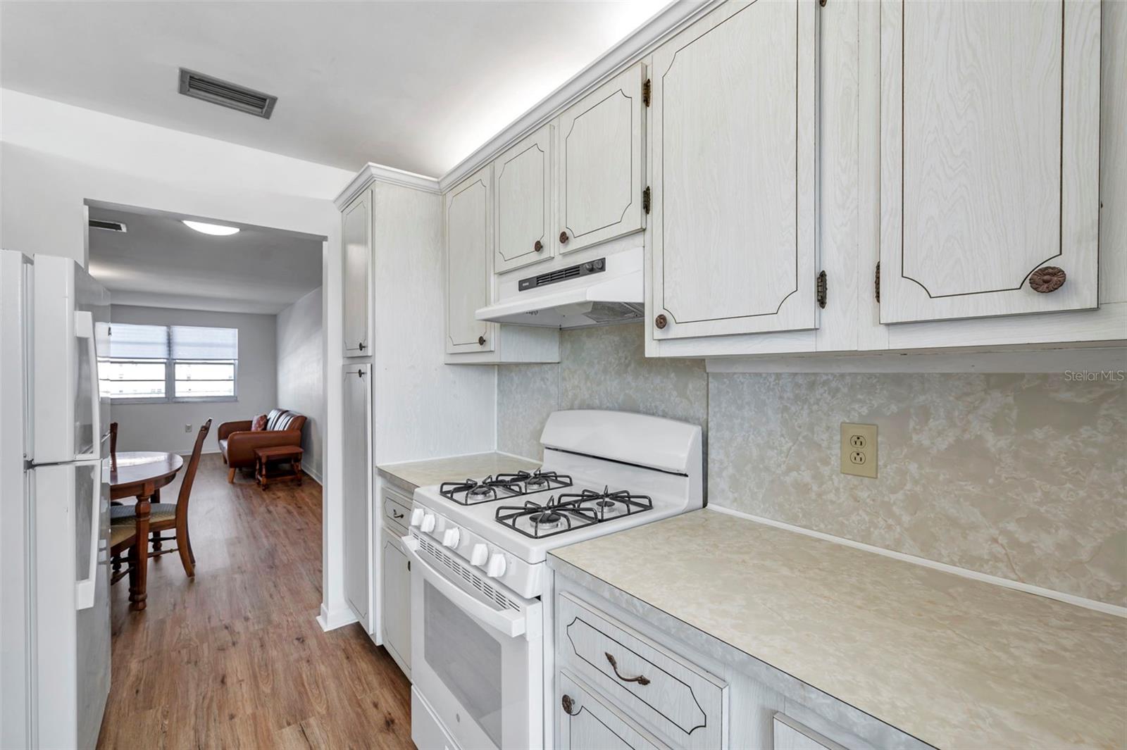 Image 10 of 28 For 5925 Shore Boulevard S 406