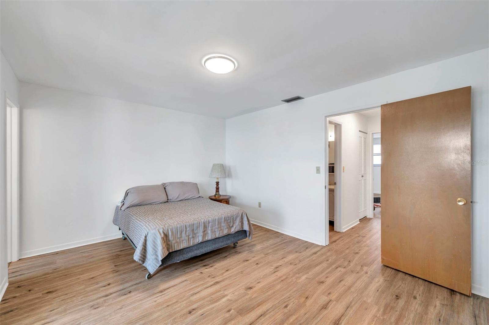 Image 21 of 28 For 5925 Shore Boulevard S 406