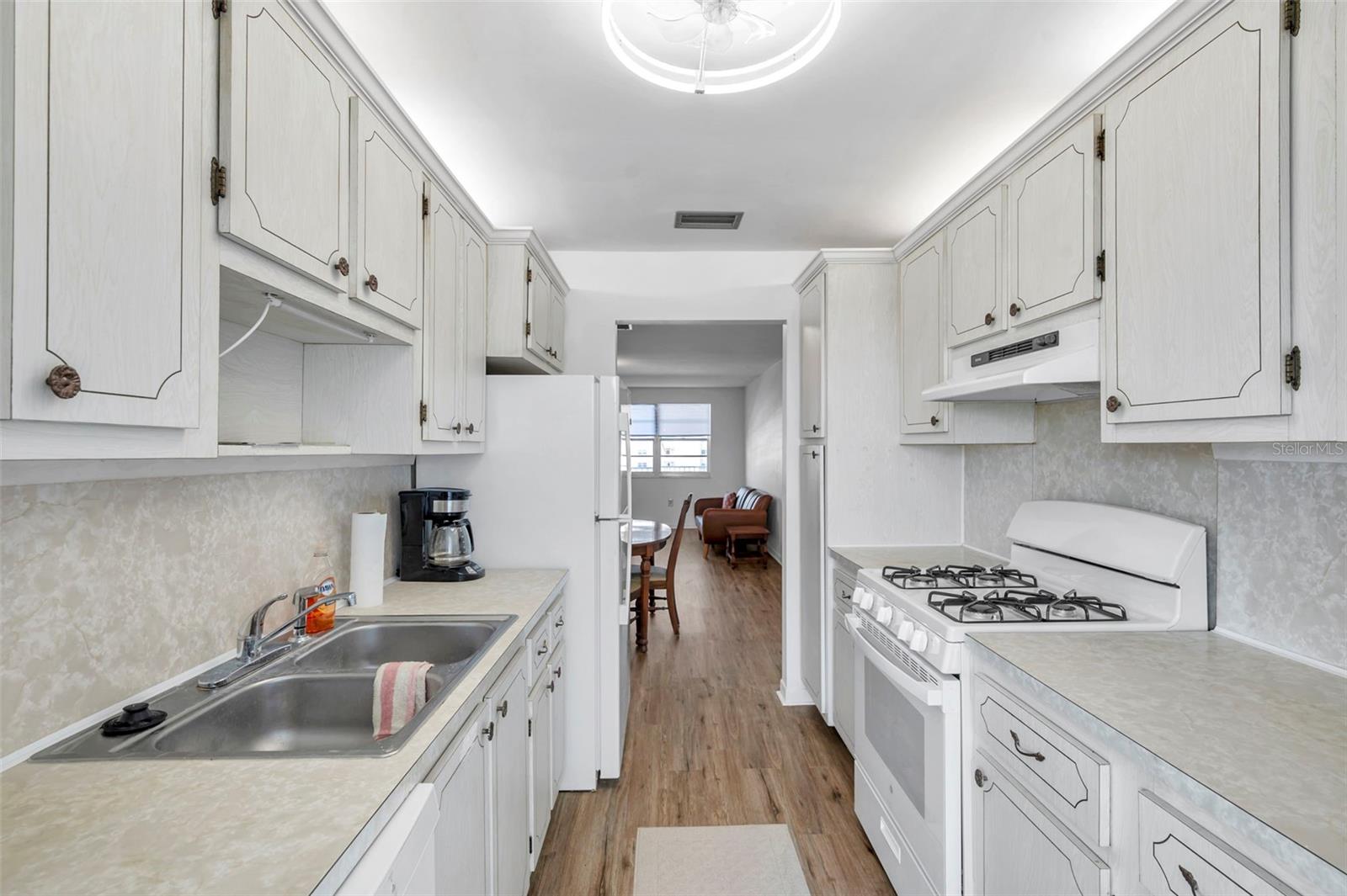 Image 7 of 28 For 5925 Shore Boulevard S 406