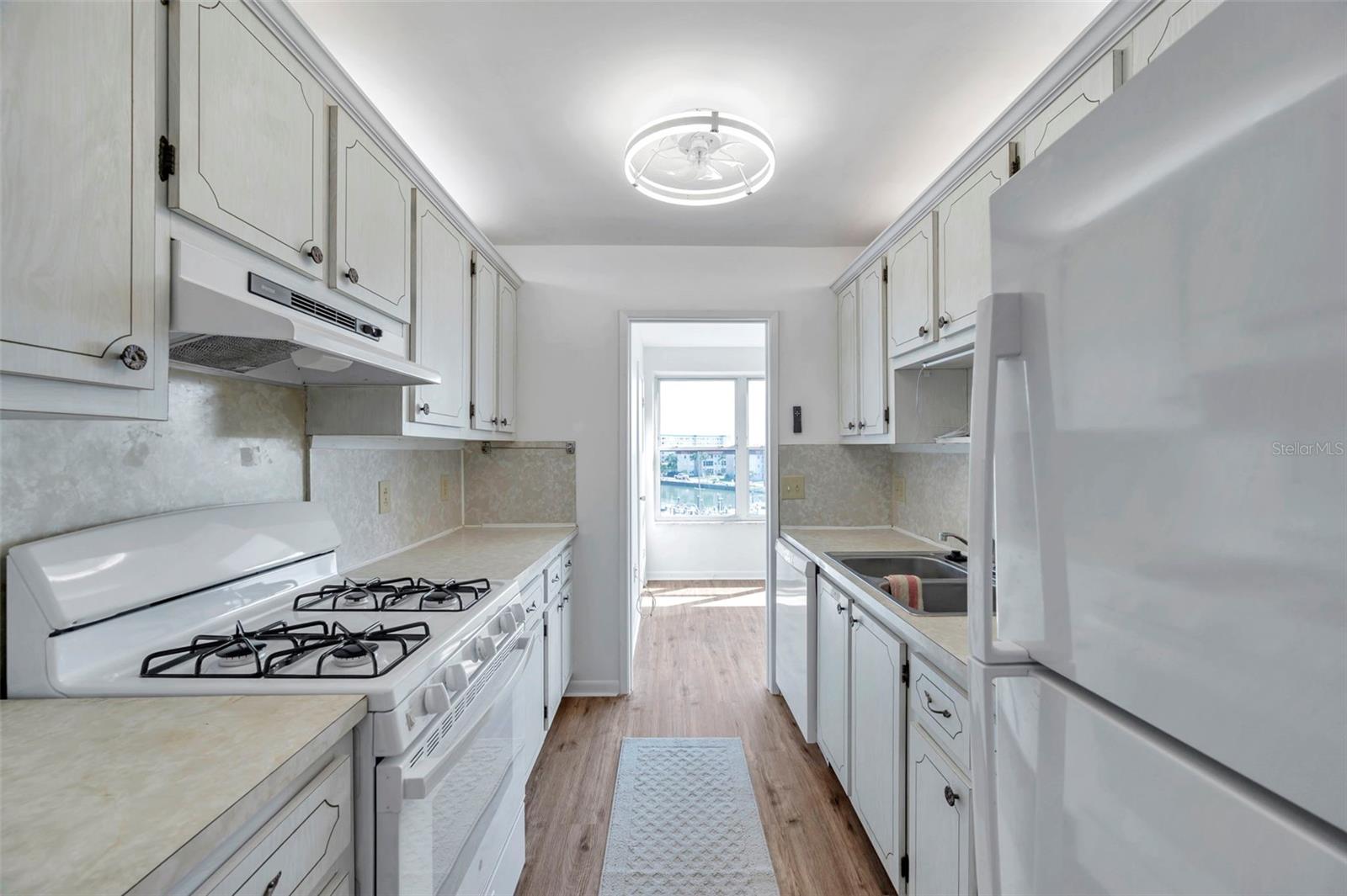 Image 9 of 28 For 5925 Shore Boulevard S 406