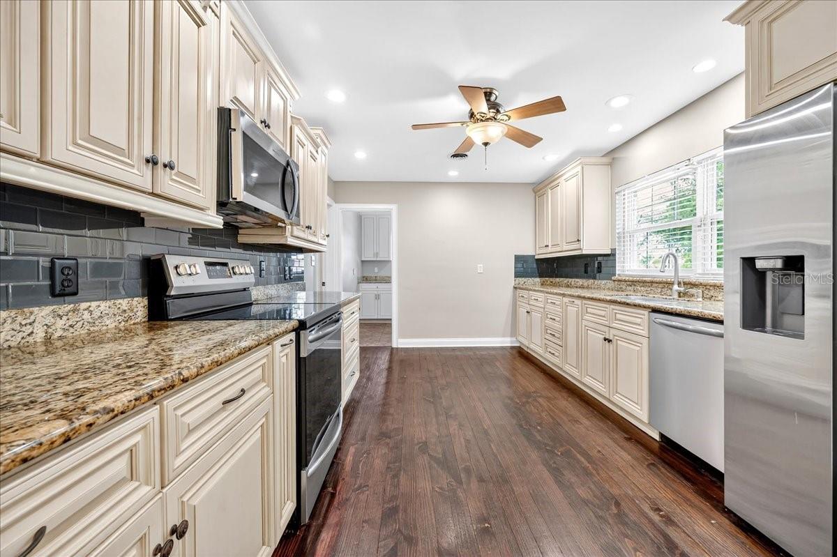 Image 19 of 43 For 2328 Woodbine Avenue