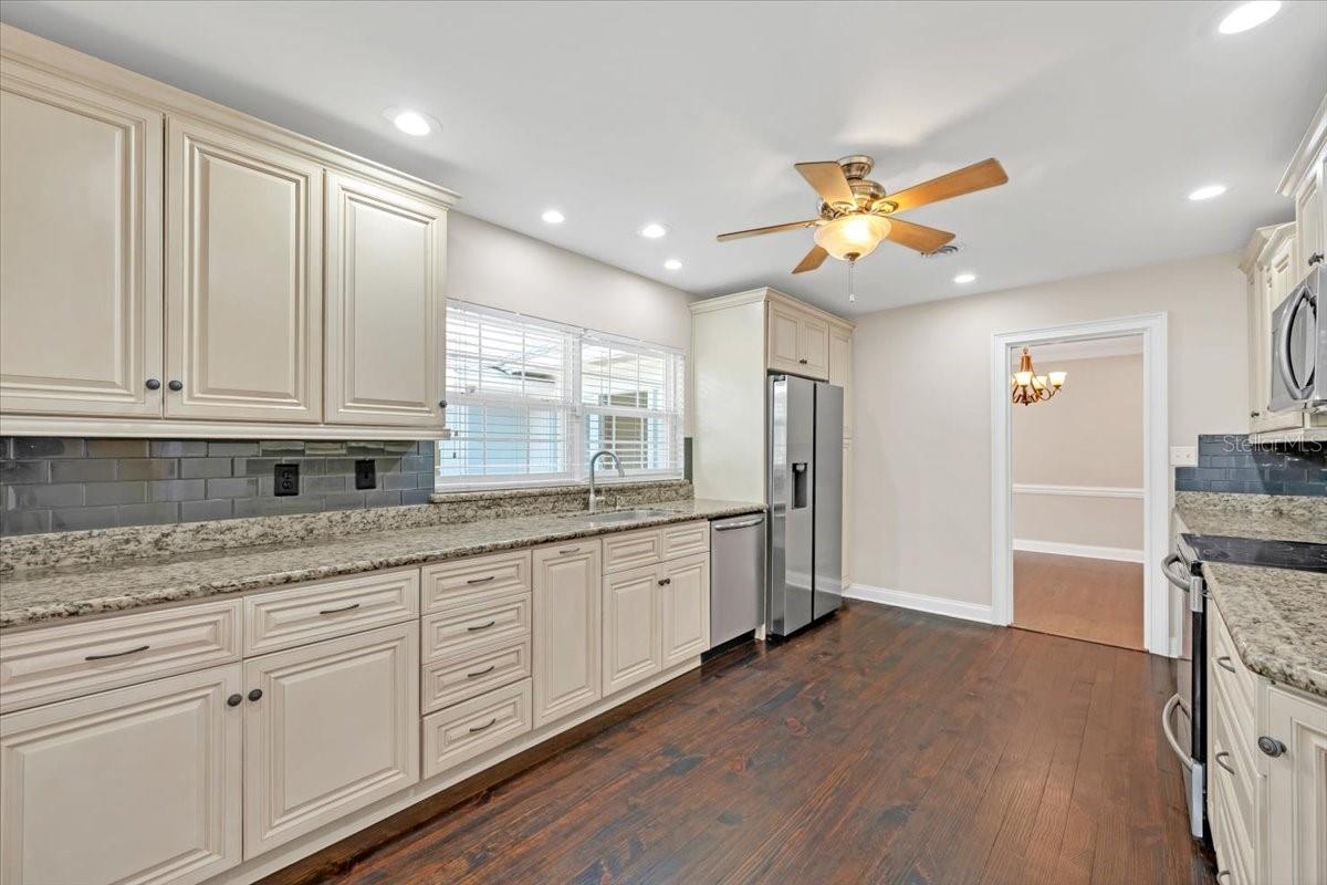 Image 20 of 43 For 2328 Woodbine Avenue