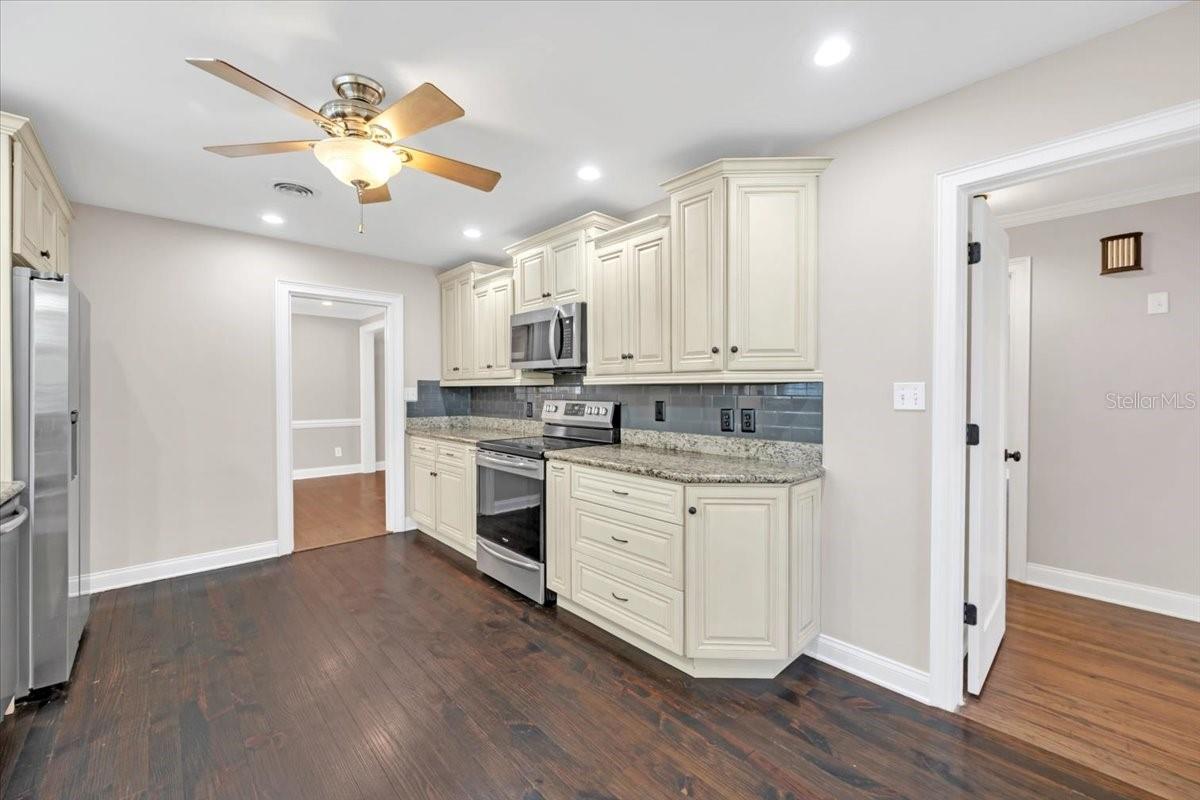 Image 21 of 43 For 2328 Woodbine Avenue