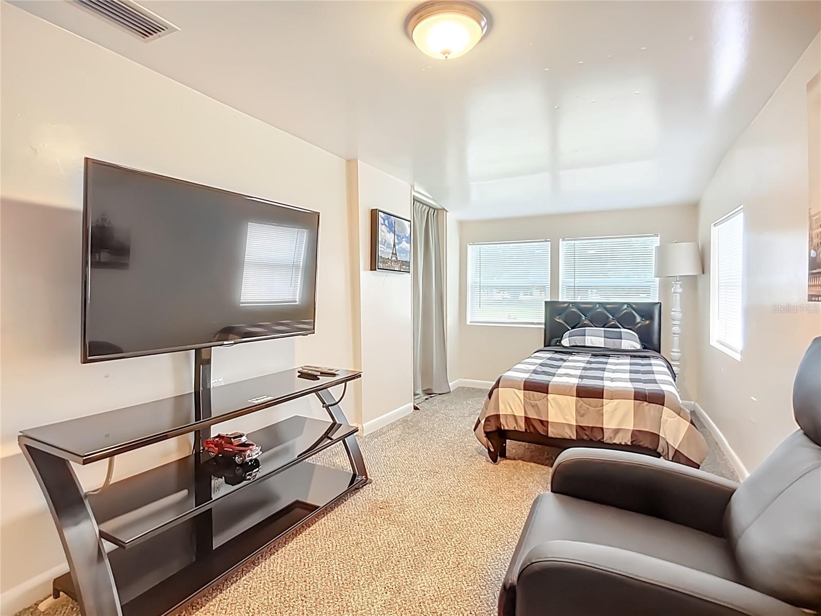 Listing photo id 11 for 5219 County Rd 663