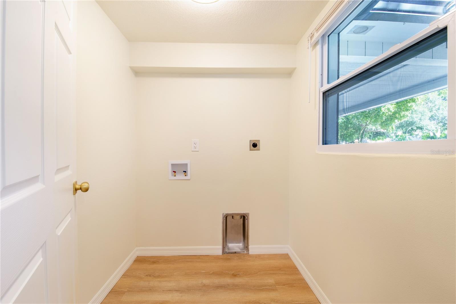 Image 13 of 38 For 1628 Lakewood Drive S