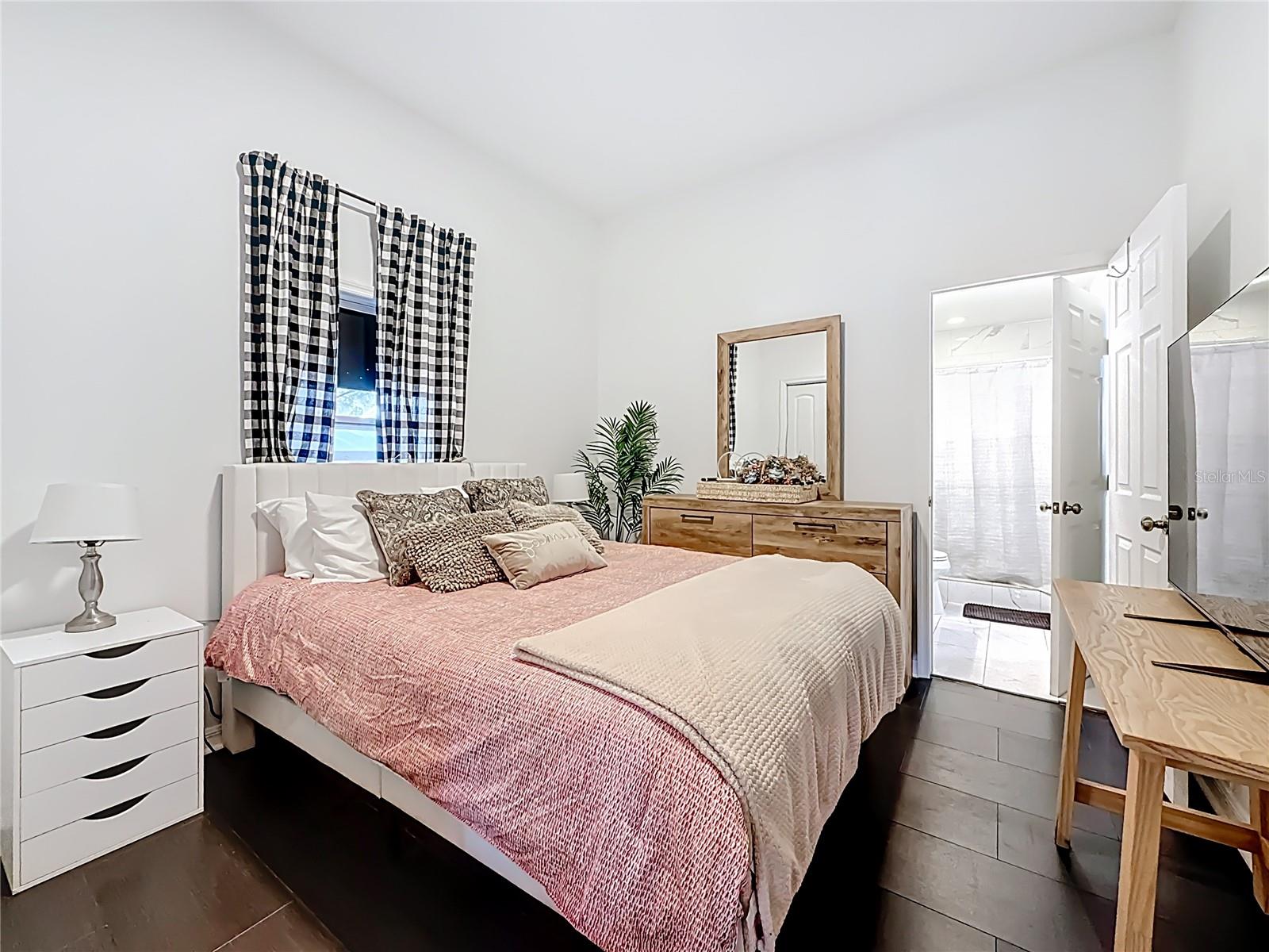 Image 25 of 96 For 902 Baker Street