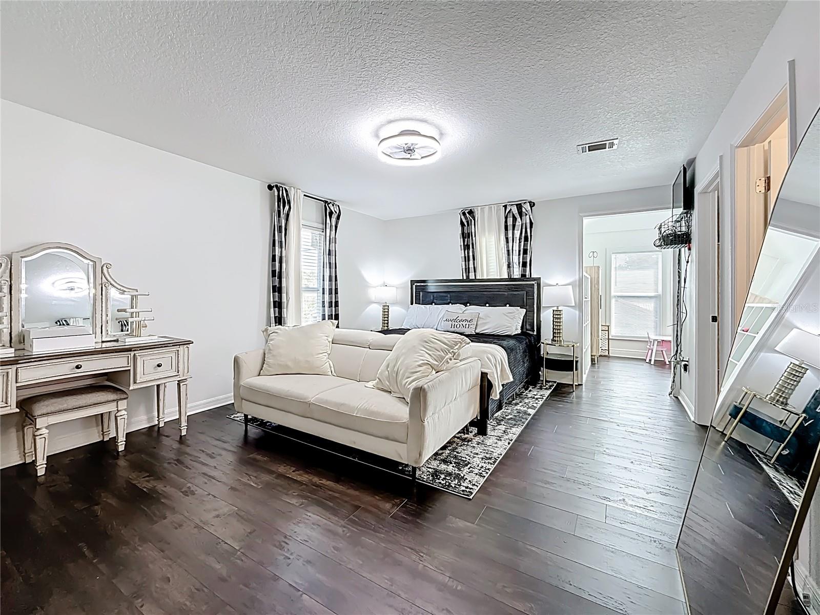 Image 32 of 96 For 902 Baker Street