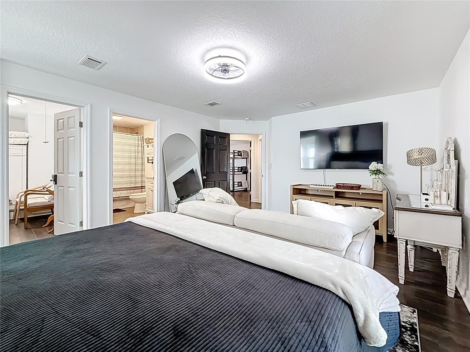 Image 33 of 96 For 902 Baker Street