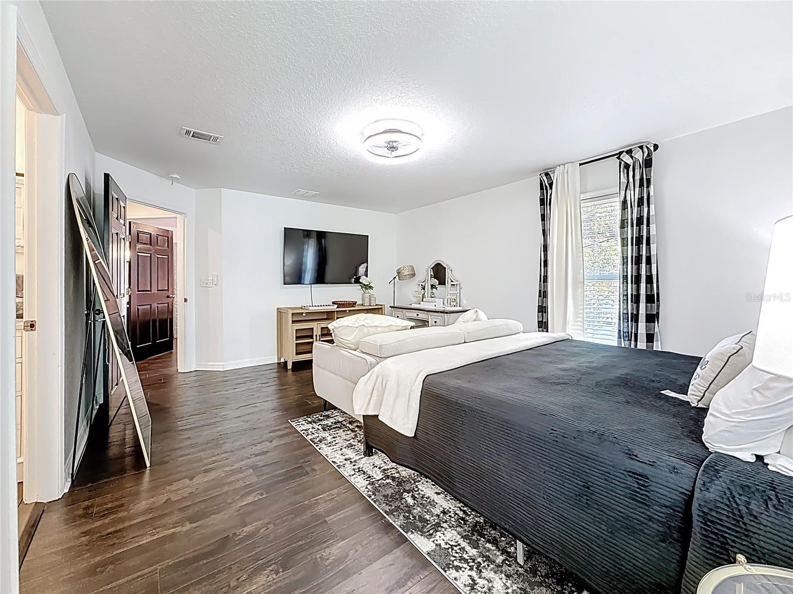 Image 34 of 96 For 902 Baker Street