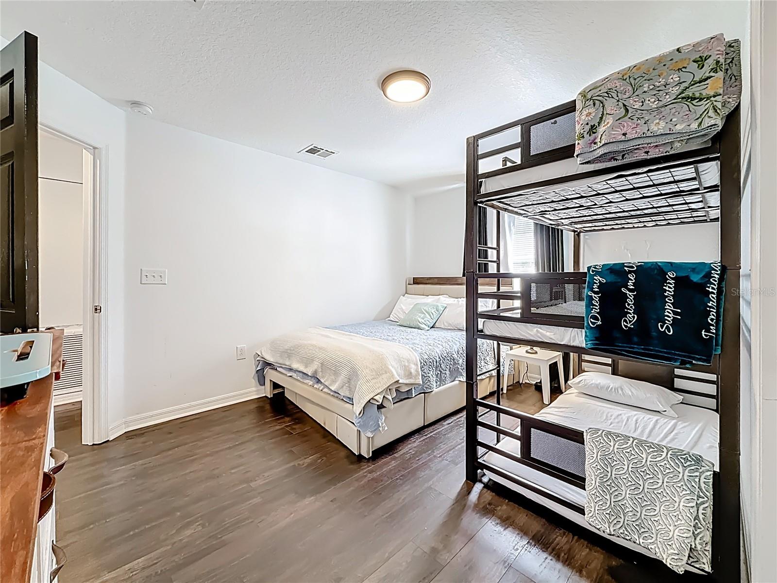 Image 47 of 96 For 902 Baker Street