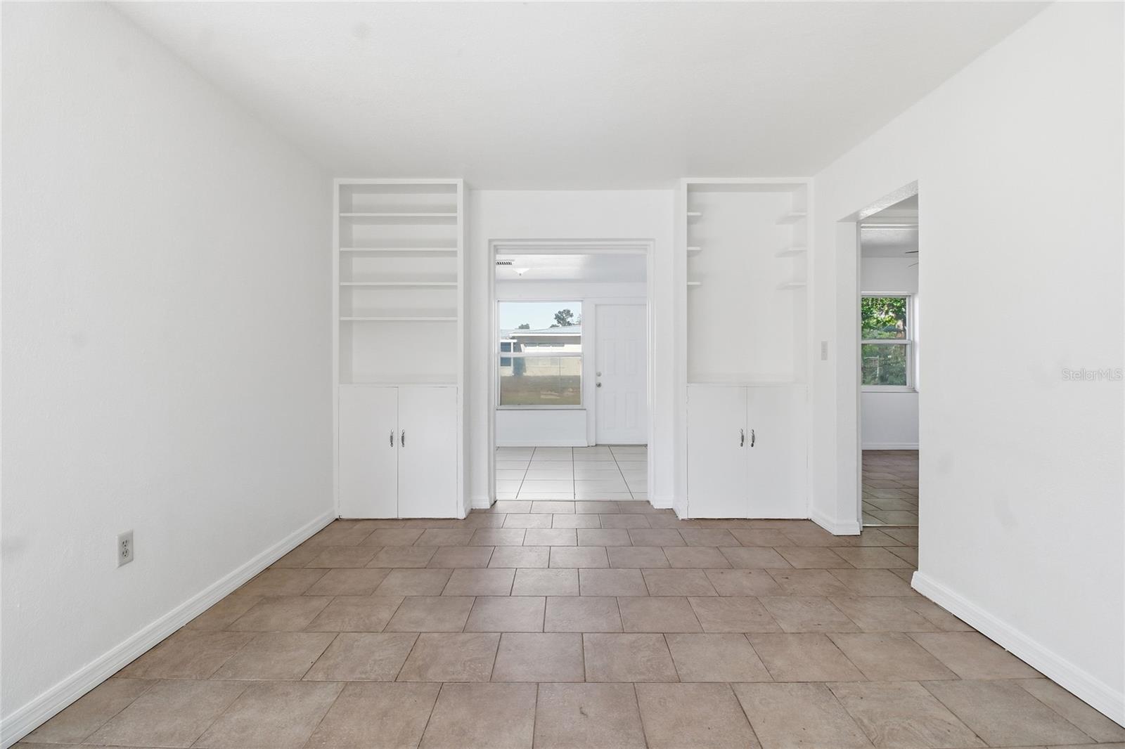 Image 13 of 34 For 490 Washingtonia Court