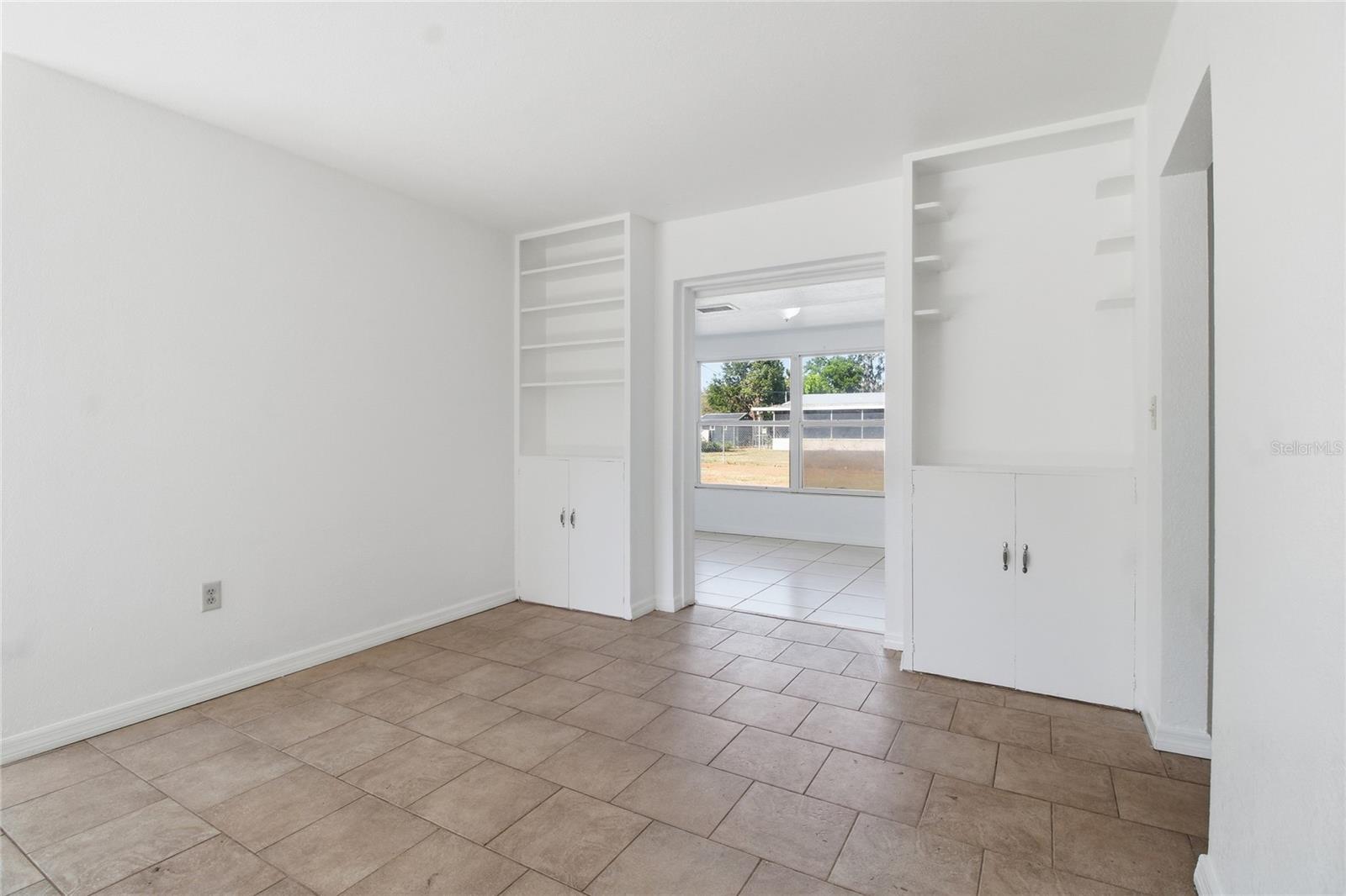 Image 14 of 34 For 490 Washingtonia Court