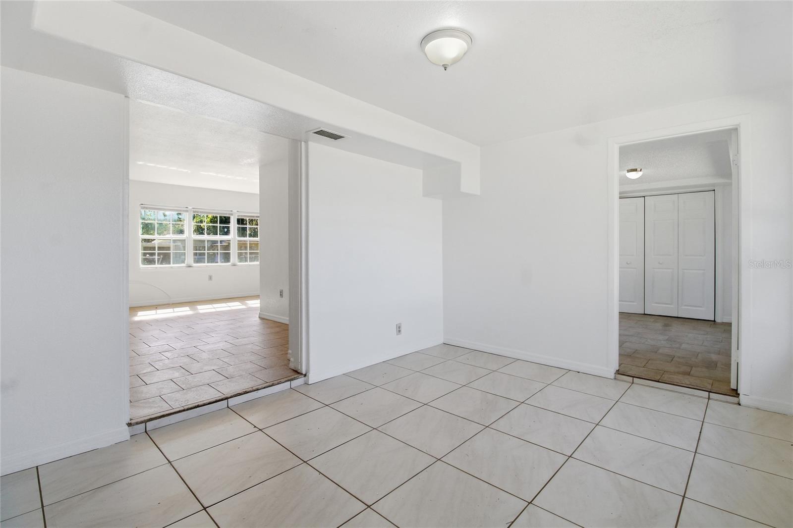 Image 16 of 34 For 490 Washingtonia Court