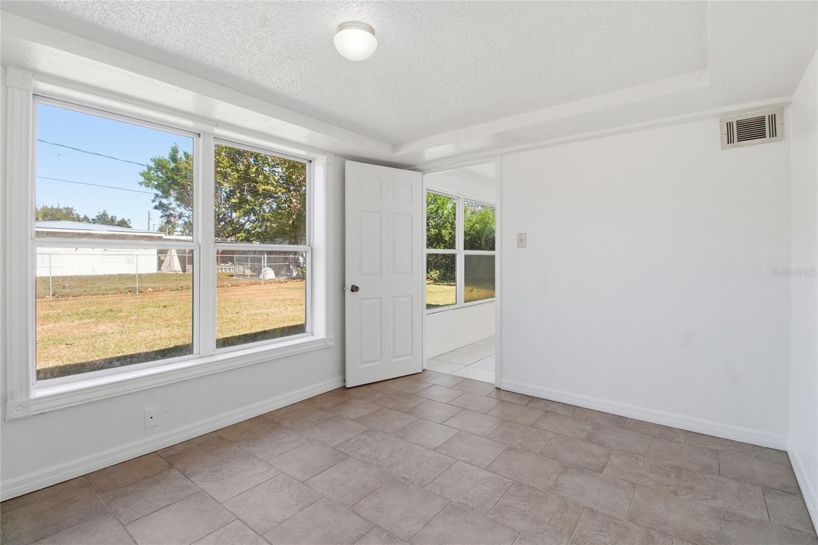 Image 18 of 34 For 490 Washingtonia Court