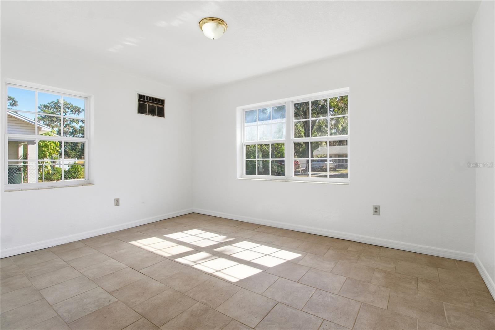 Image 22 of 34 For 490 Washingtonia Court