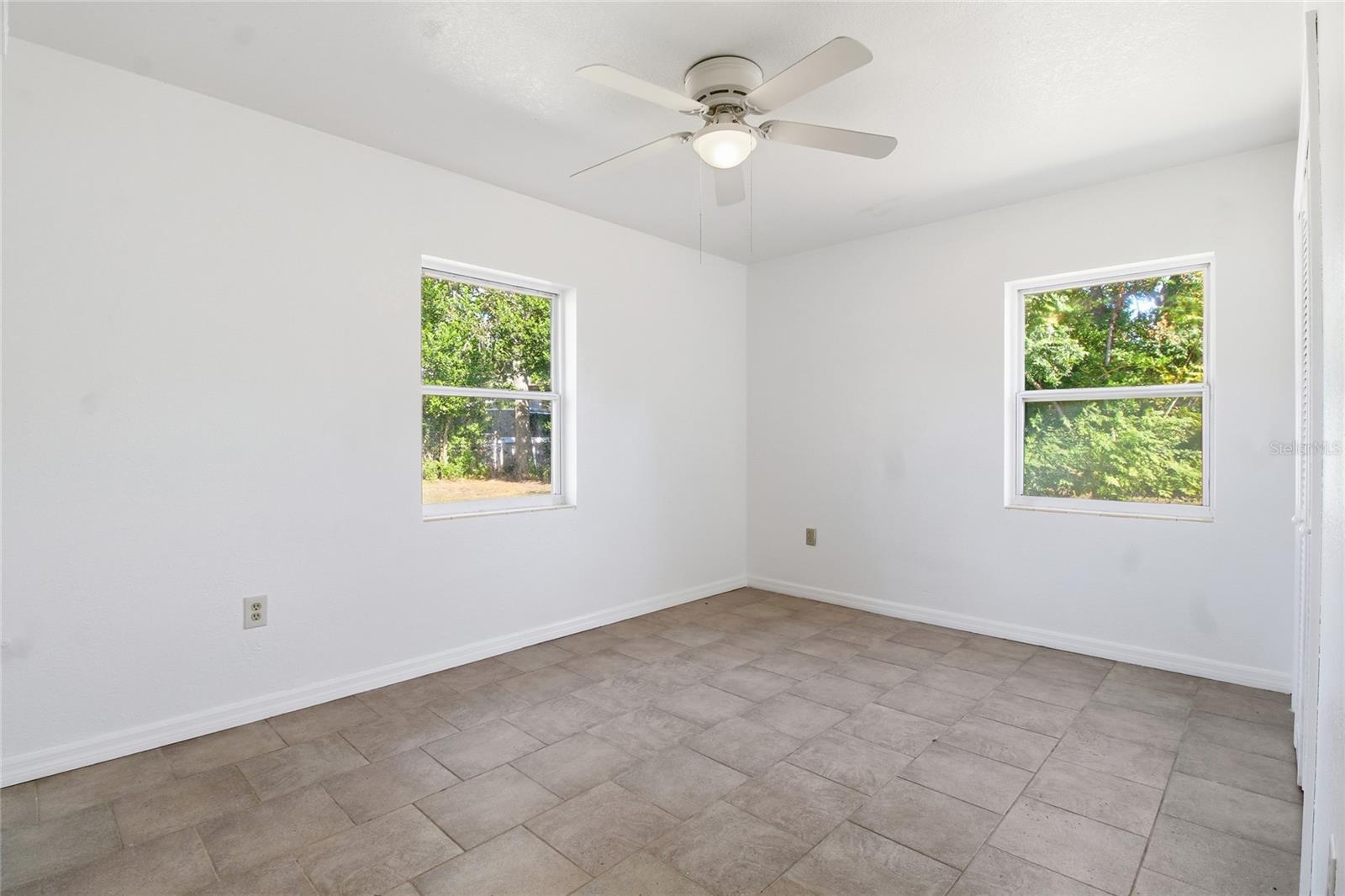 Image 25 of 34 For 490 Washingtonia Court