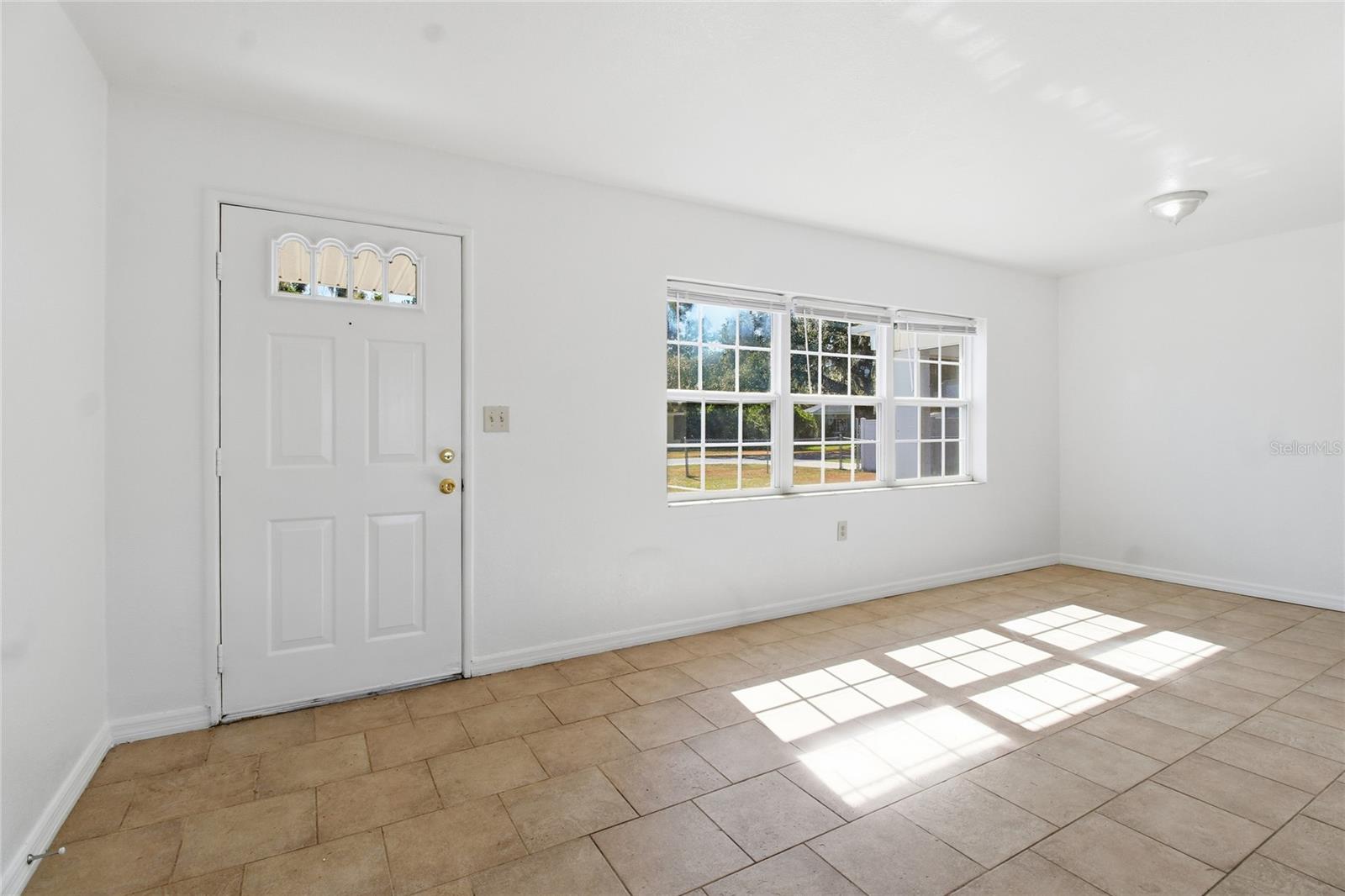 Image 7 of 34 For 490 Washingtonia Court