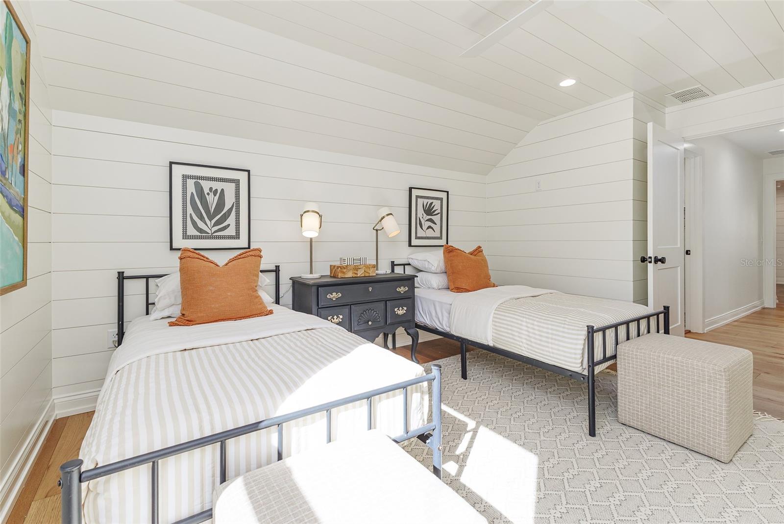 Image 37 of 85 For 2611 Berkeley Avenue