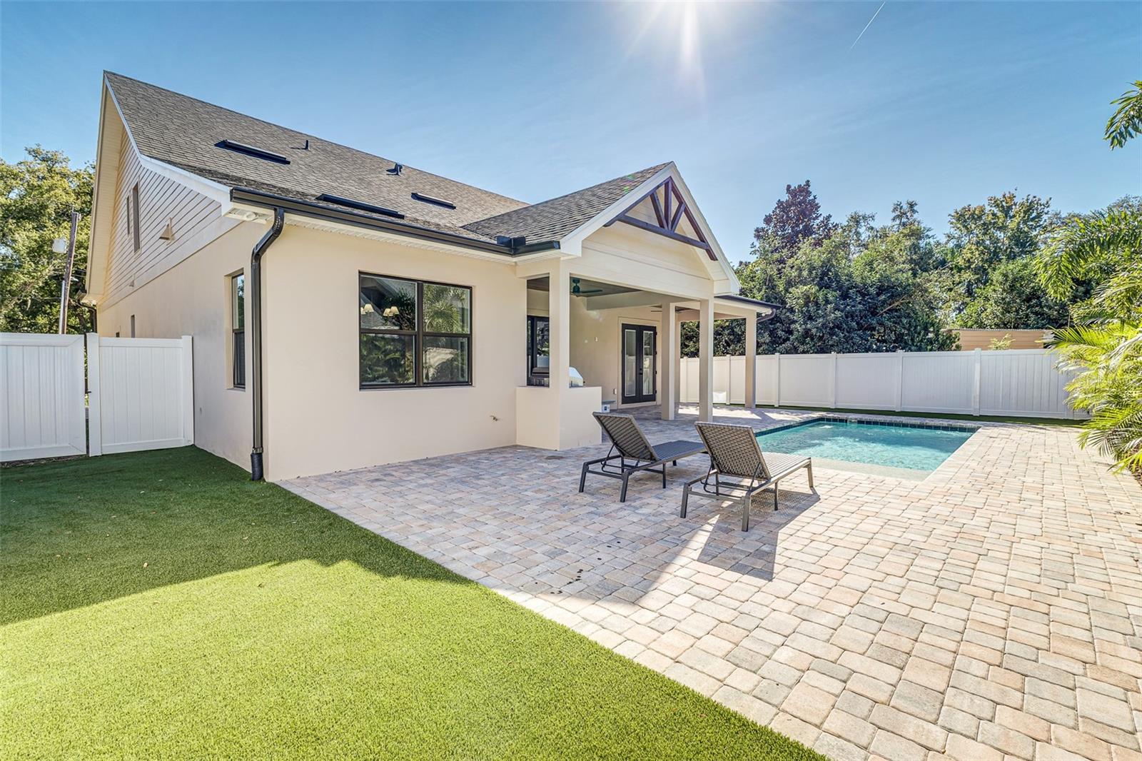 Image 43 of 85 For 2611 Berkeley Avenue