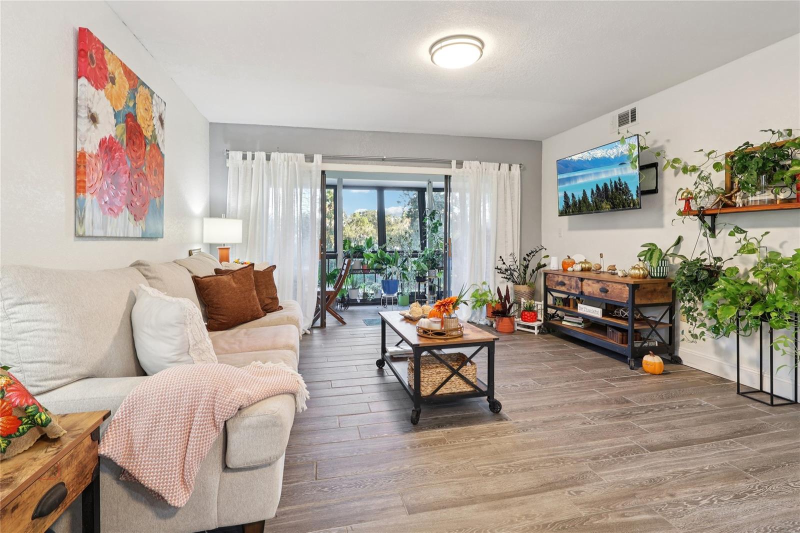 Image 6 of 27 For 202 La Casa 202