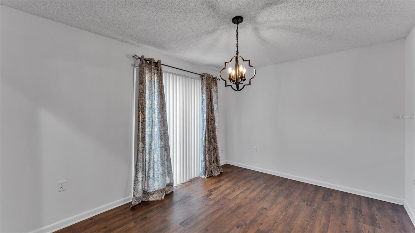 Image 7 of 30 For 553 Villa Vista Boulevard