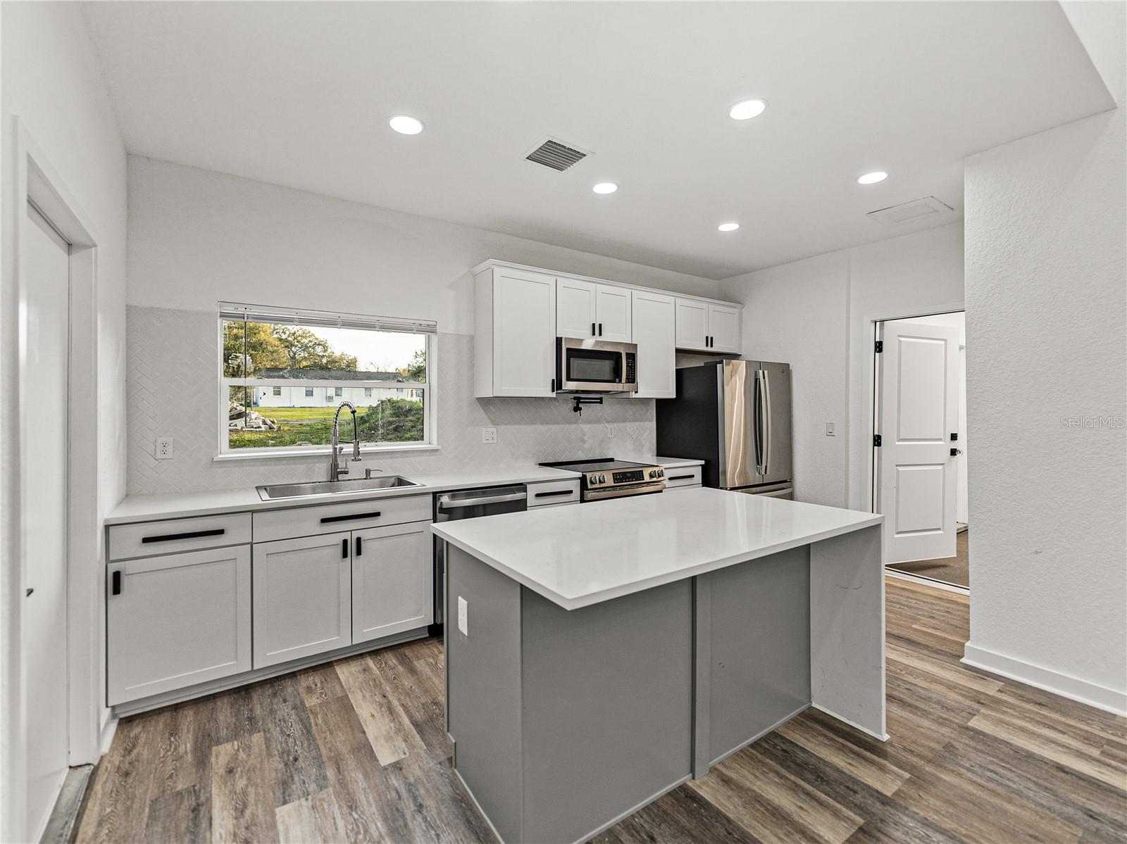 Image 12 of 49 For 717 13th Street