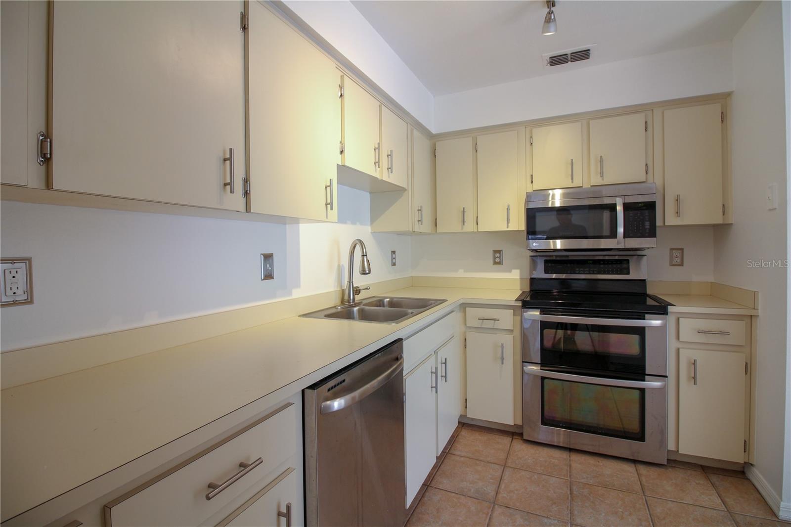 Image 7 of 15 For 1018 Station Street