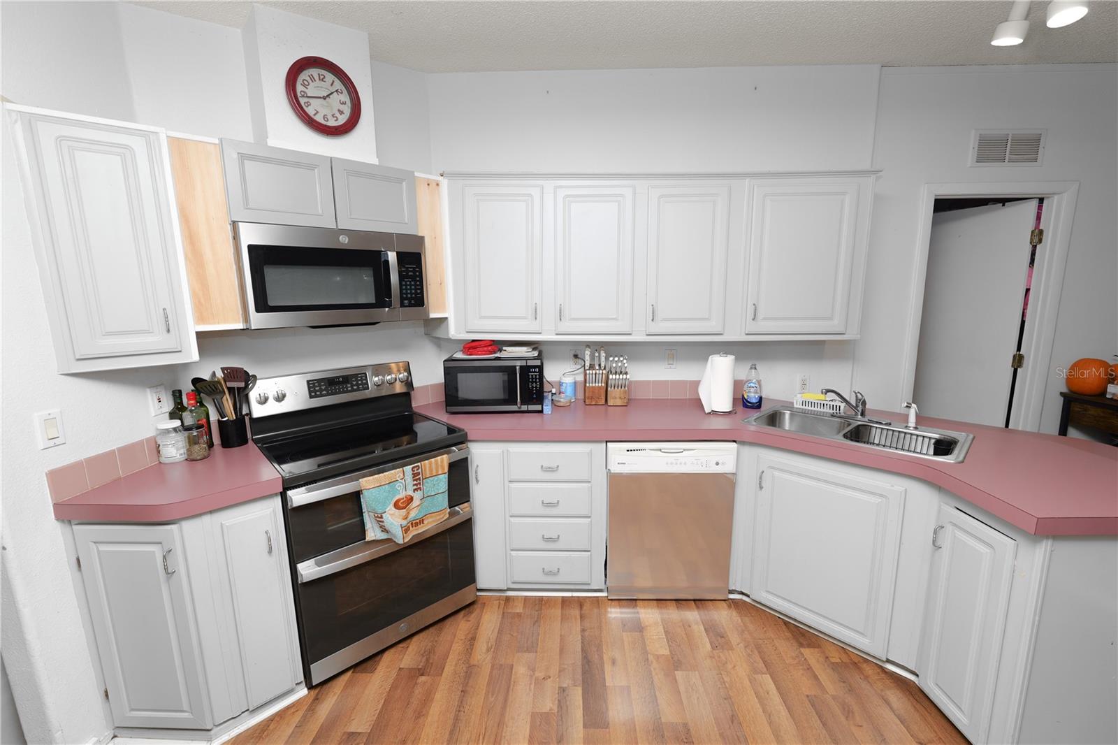 Image 10 of 30 For 431 Oak Ridge Road W