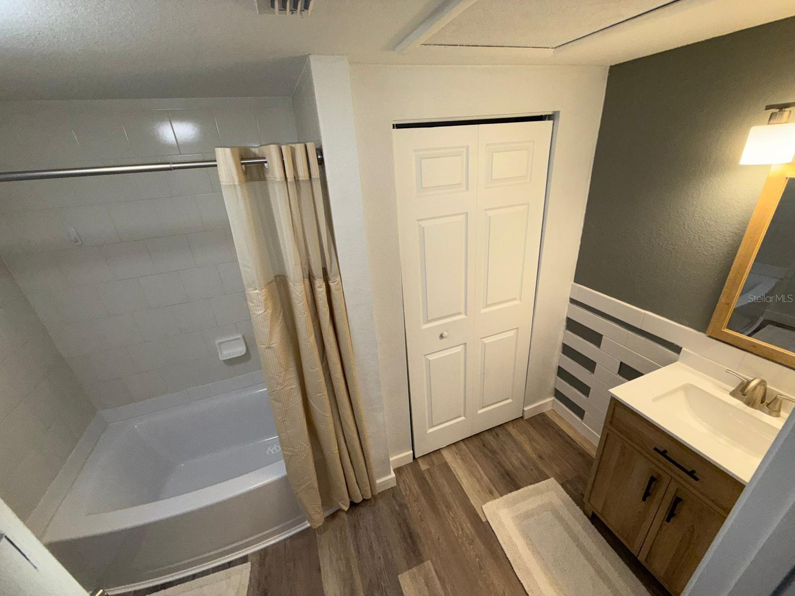 Image 16 of 25 For 208 Center St Street