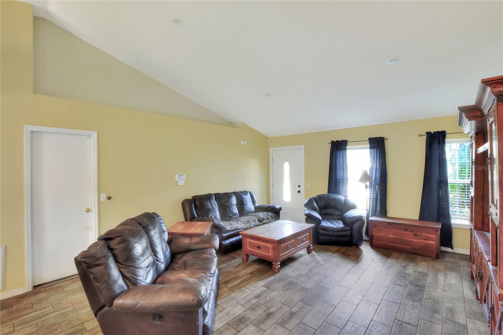 Image 4 of 38 For 8004 Settlers Creek Lane