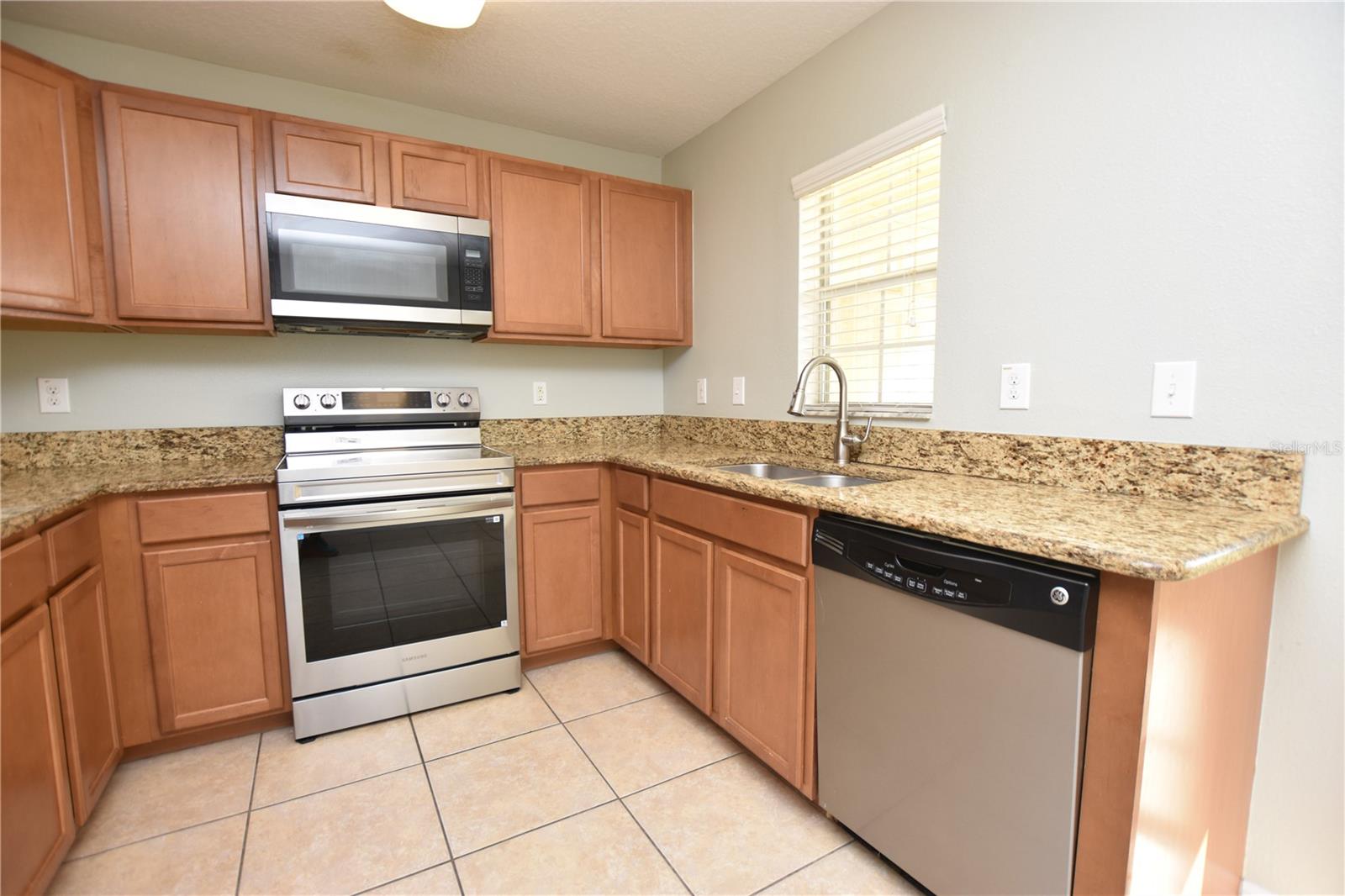 Image 7 of 31 For 515 Sandstone Street