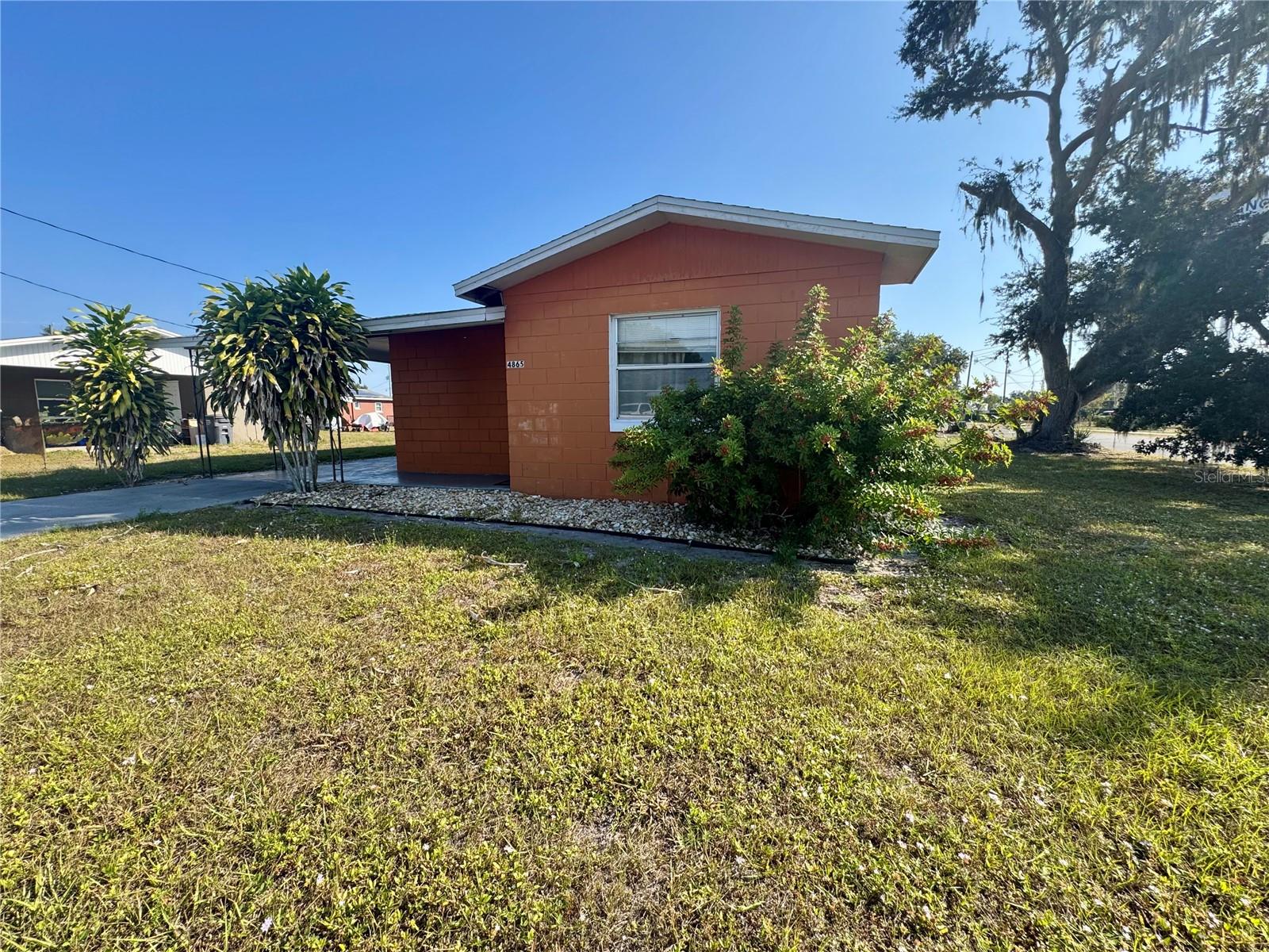 Listing photo id 2 for 4865 Sally Boulevard