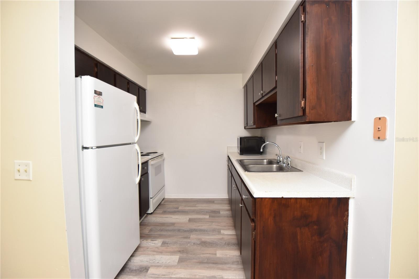 Image 2 of 14 For 619 Robin Road 2