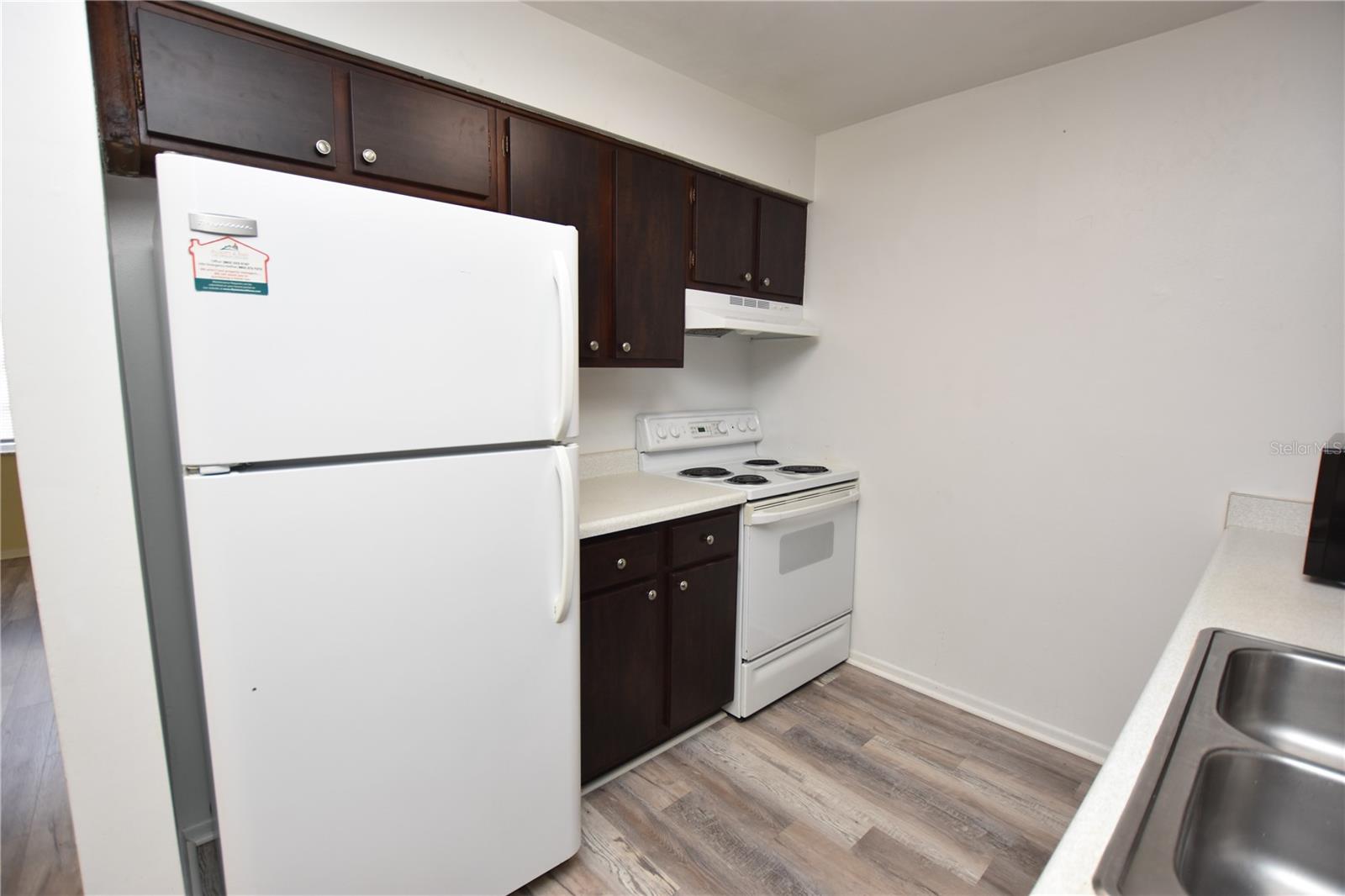 Image 3 of 14 For 619 Robin Road 2