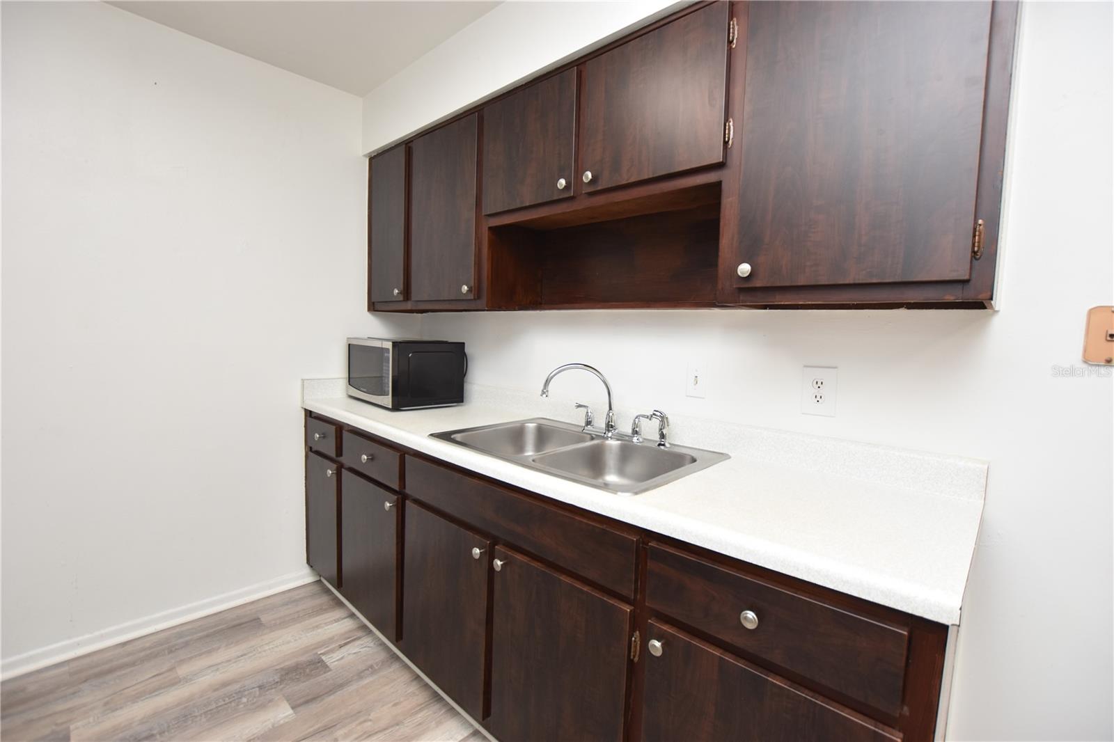 Image 4 of 14 For 619 Robin Road 2