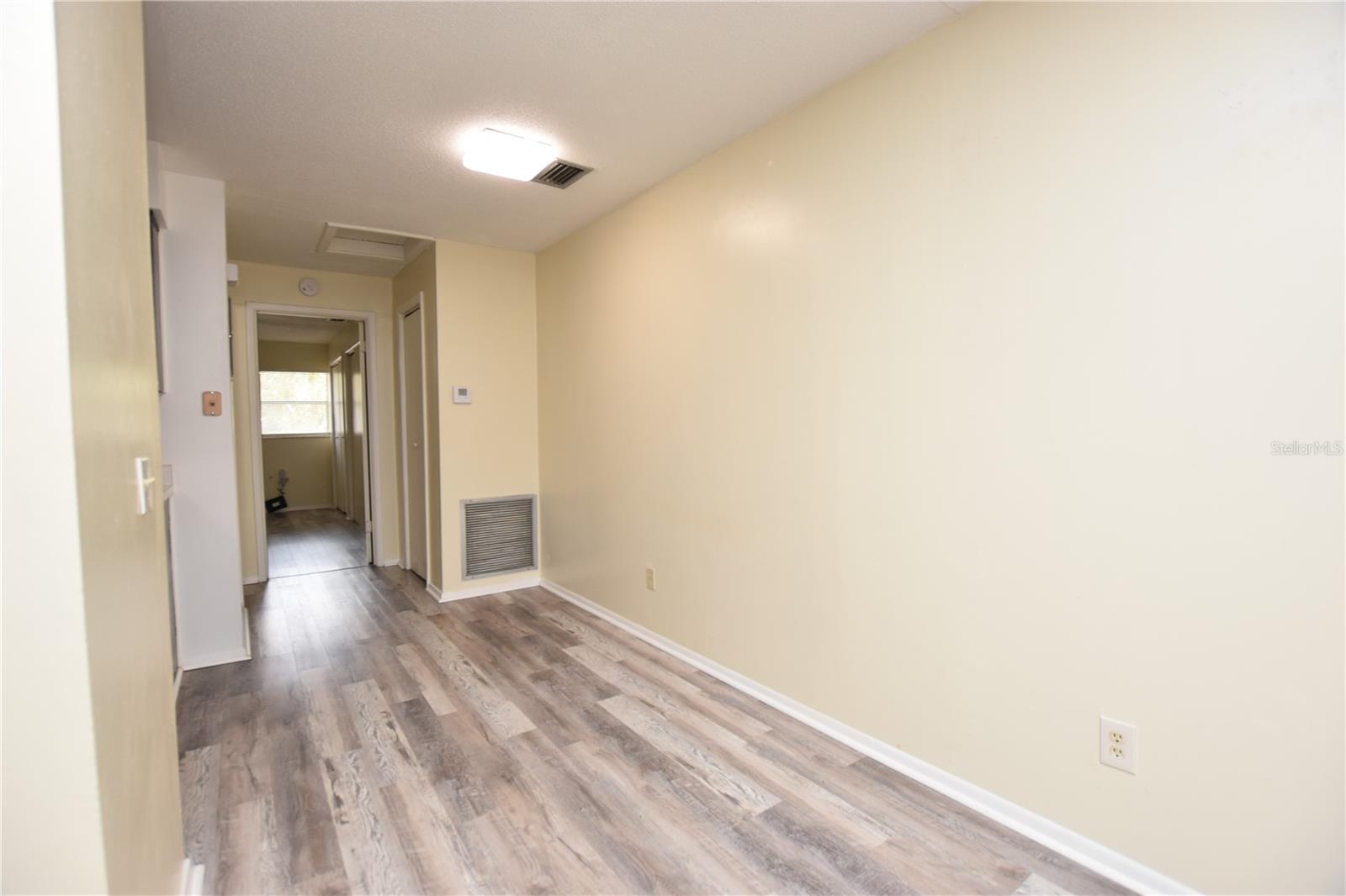 Image 6 of 14 For 619 Robin Road 2