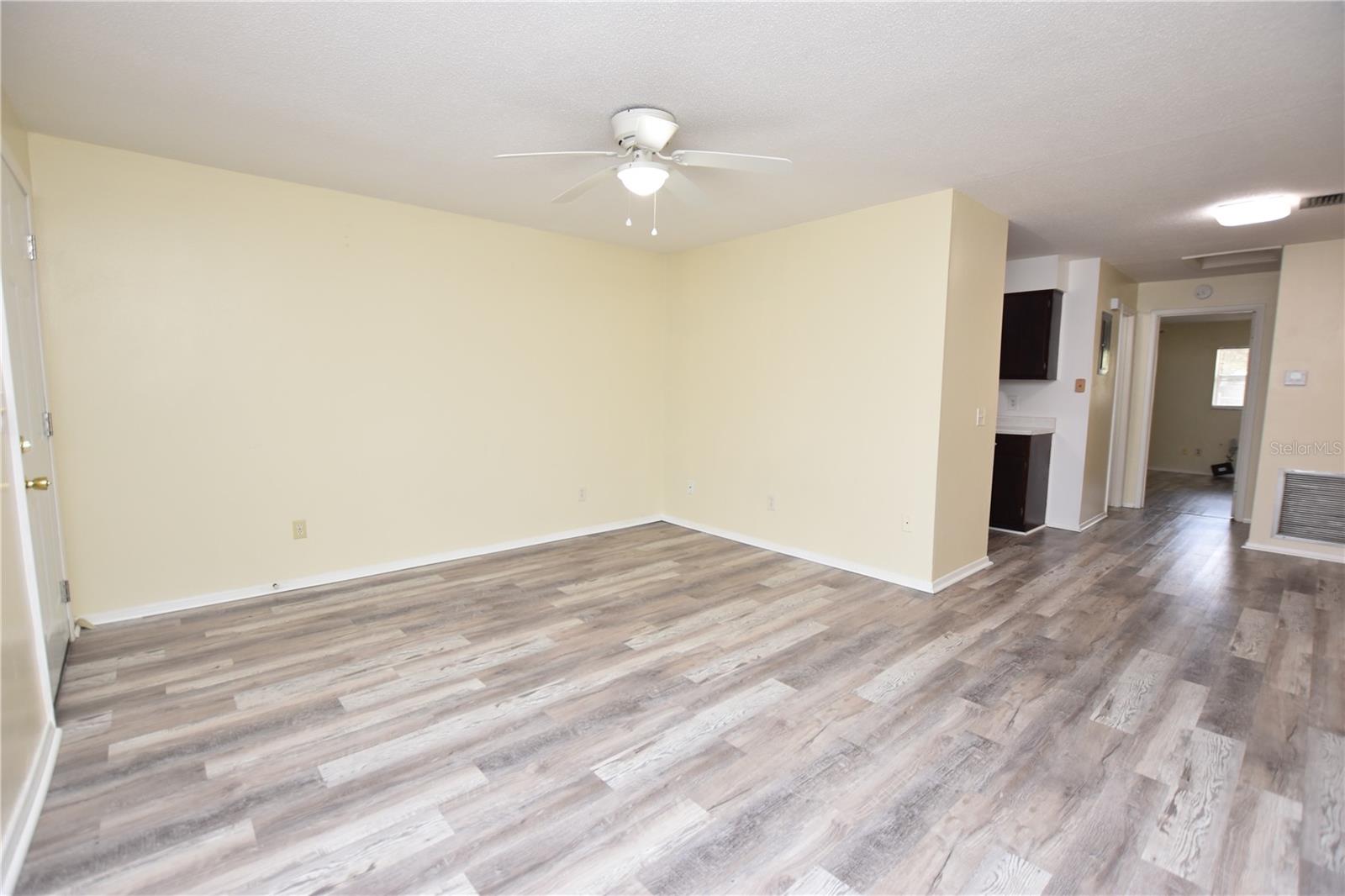 Image 7 of 14 For 619 Robin Road 2