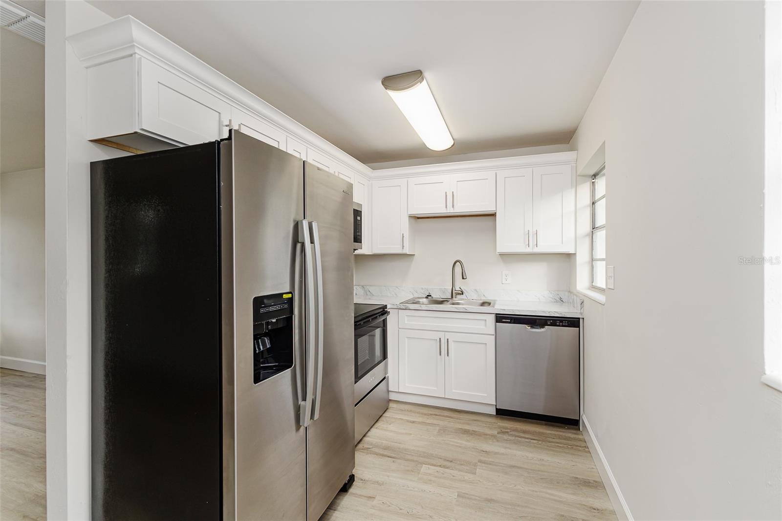 Image 5 of 18 For 1664 Bayview Drive