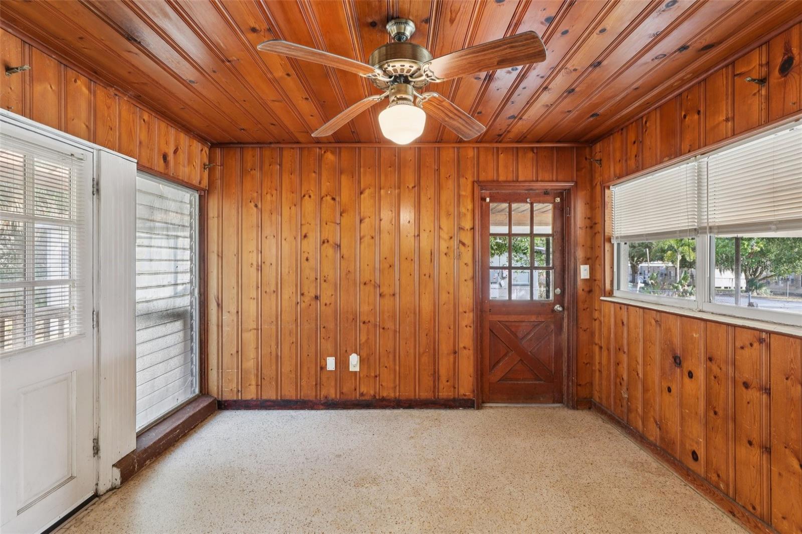 Image 11 of 17 For 355 Glencruiten Avenue