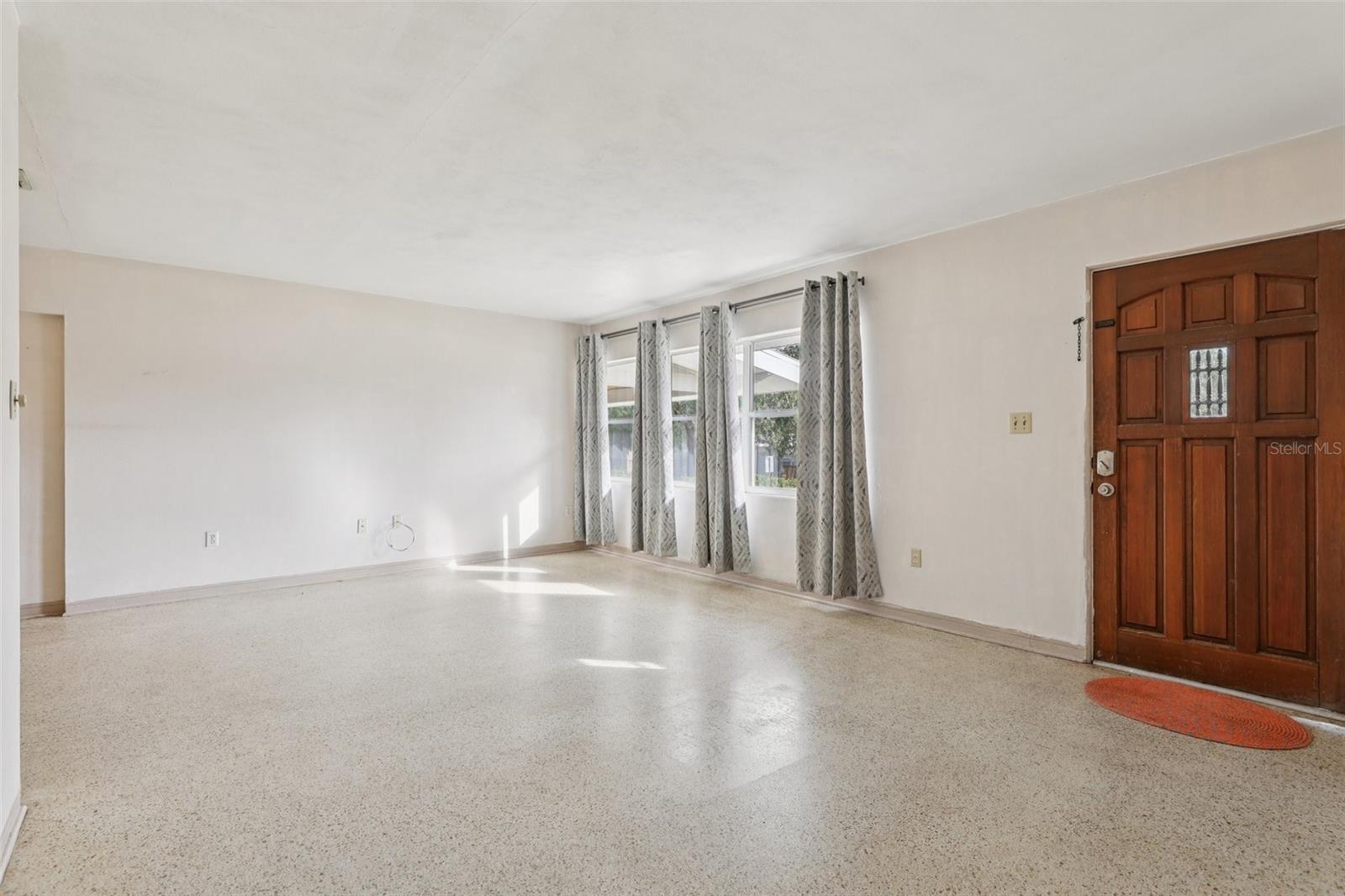 Image 5 of 17 For 355 Glencruiten Avenue