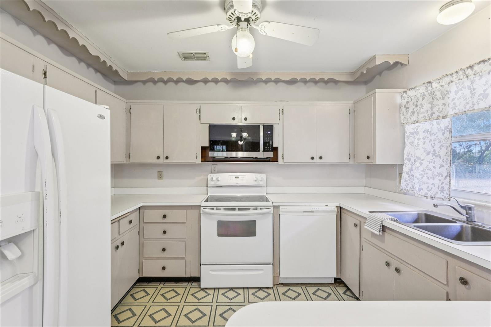 Image 7 of 17 For 355 Glencruiten Avenue