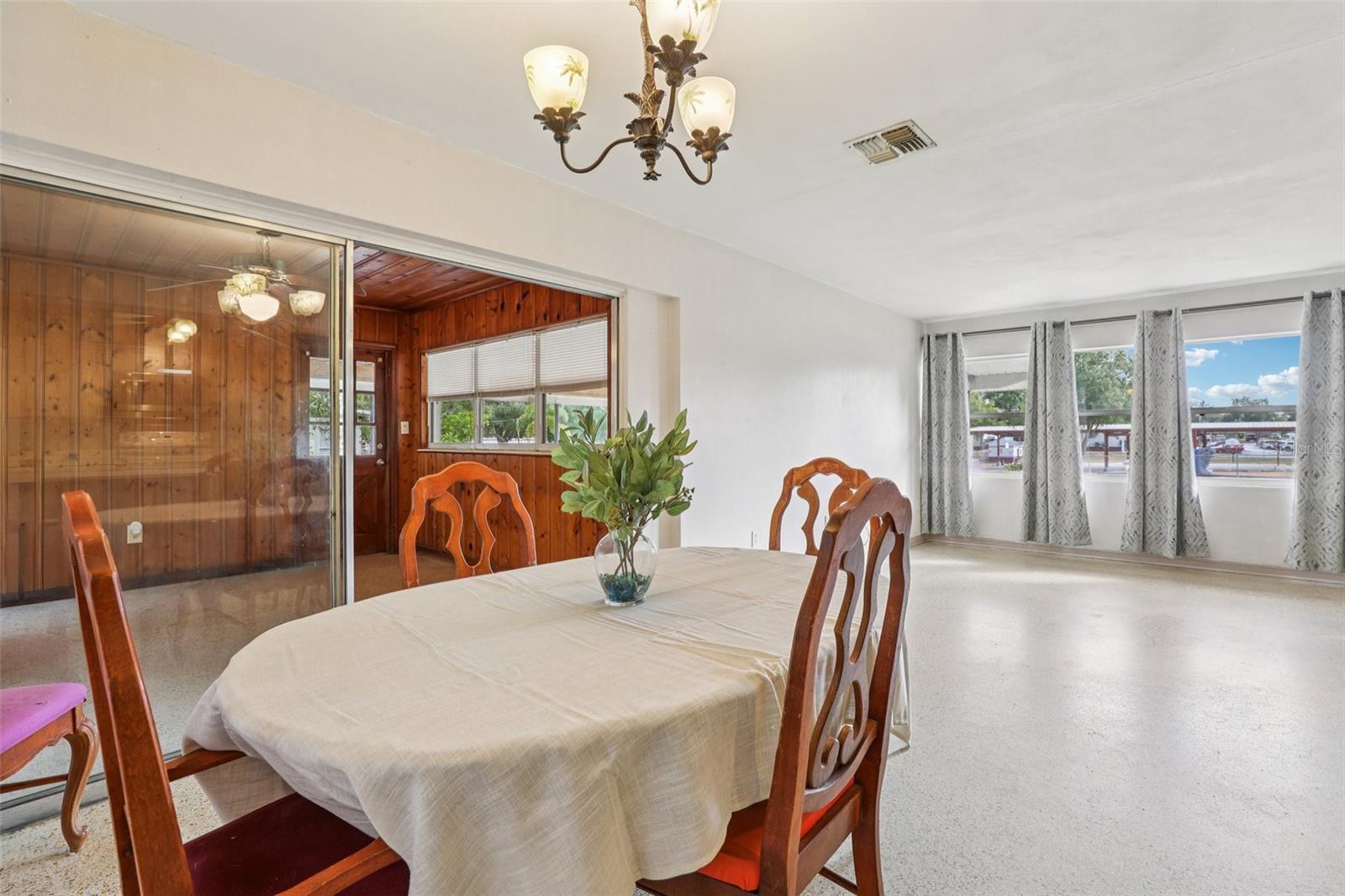 Image 9 of 17 For 355 Glencruiten Avenue