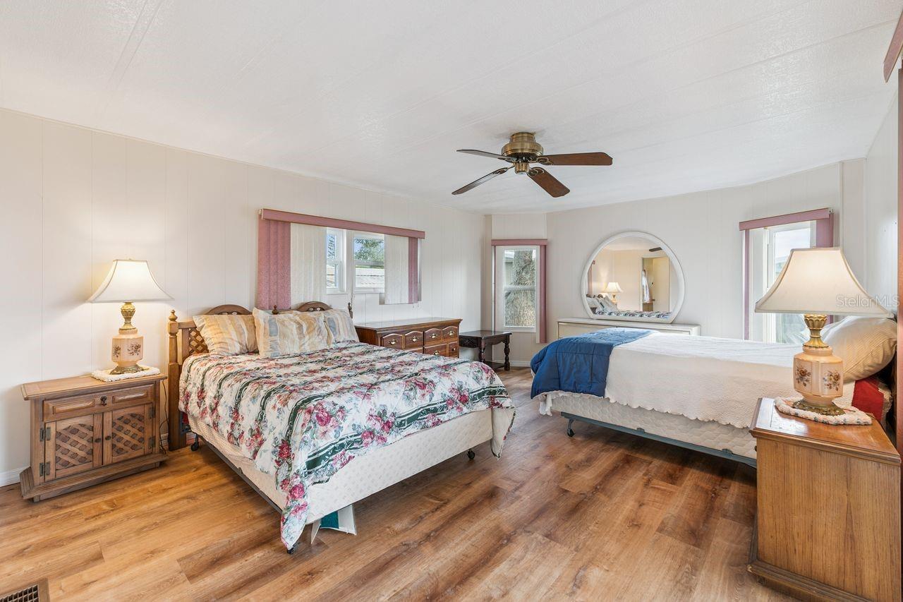 Image 17 of 32 For 6756 Kensington Drive Ne