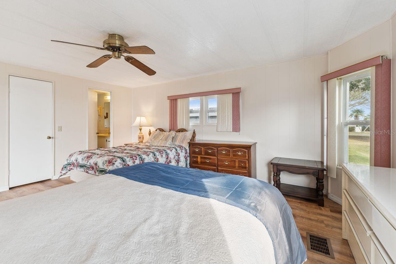 Image 19 of 32 For 6756 Kensington Drive Ne