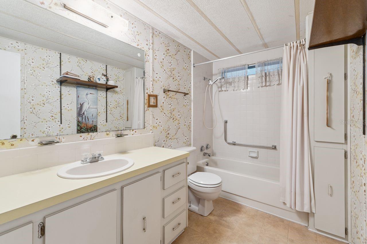 Image 22 of 32 For 6756 Kensington Drive Ne